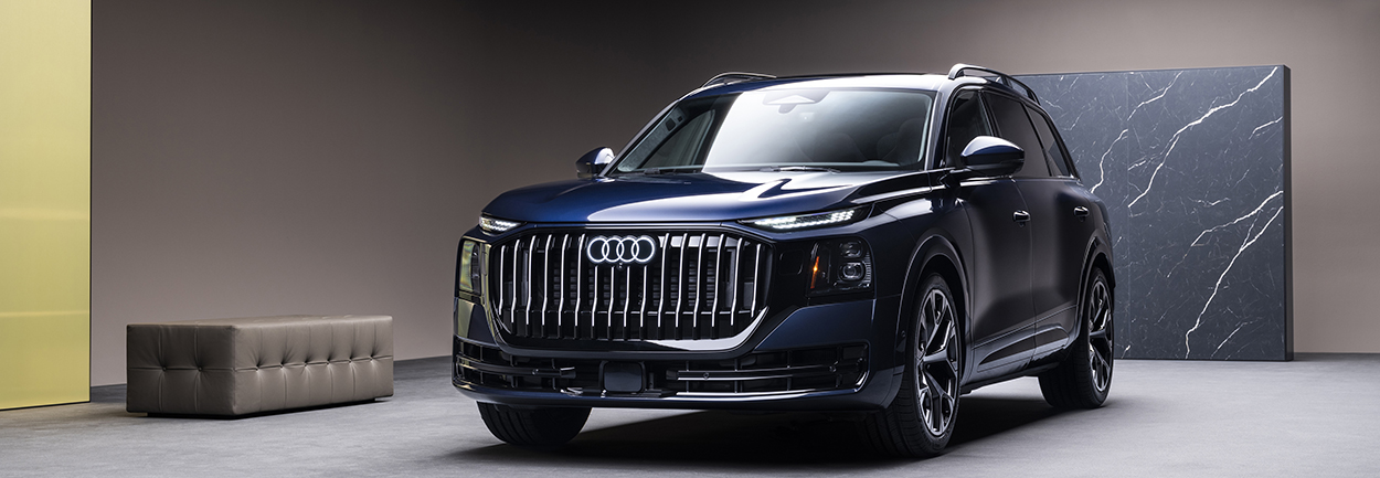 Audi Q9 2026 exposée en studio