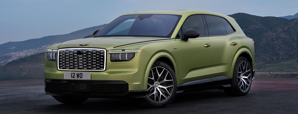 Bentley Torcal de face devant une montagne