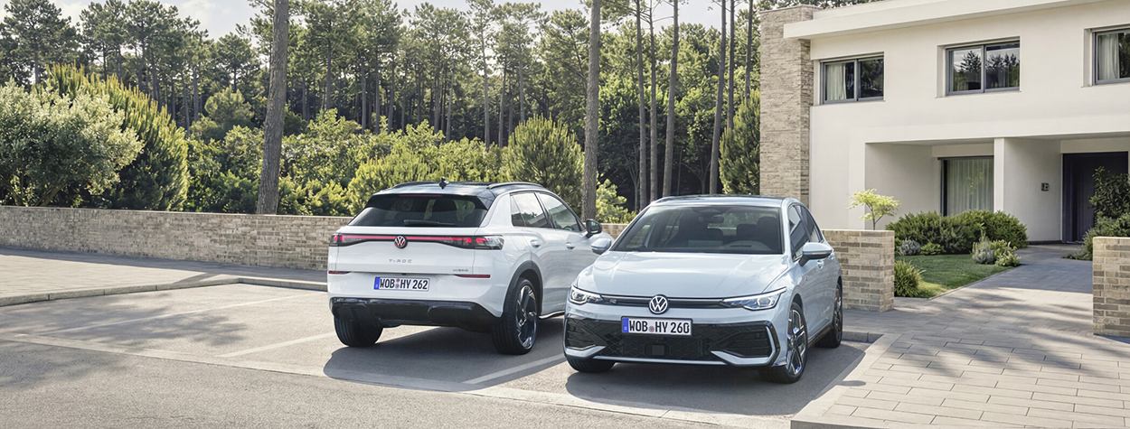 Golf et T-Roc 2027 exposées cote a cote devant une maison