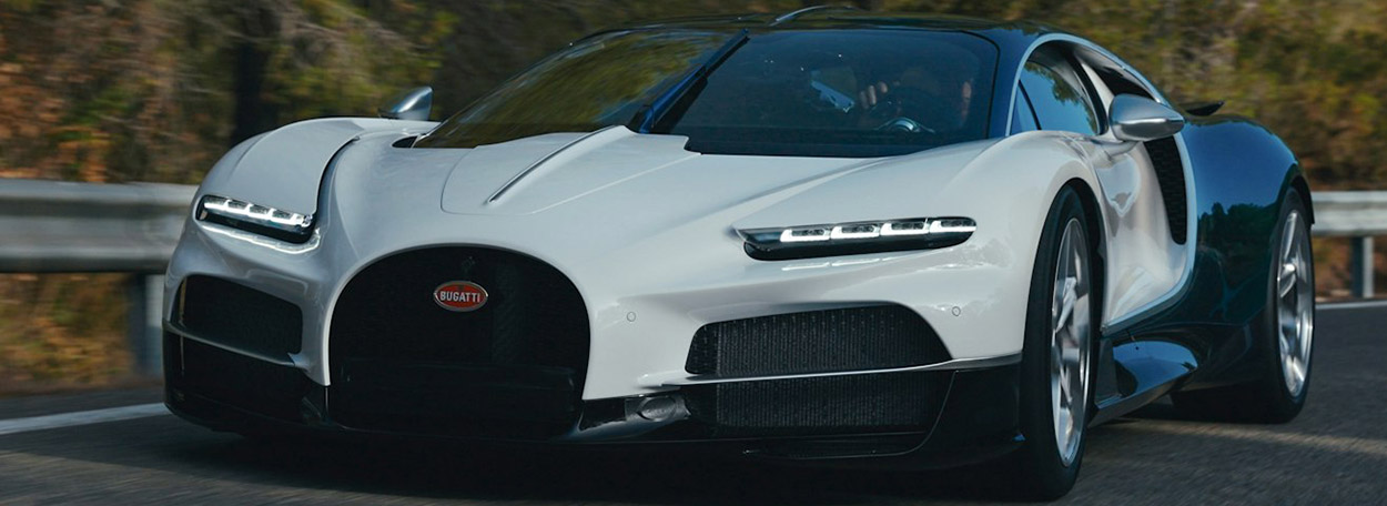 Bugatti Tourbillon face avant sur route devant une glissièr