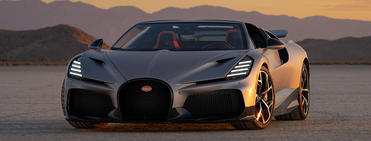 Bugatti Mistral W16 en exposition devant des montagnes