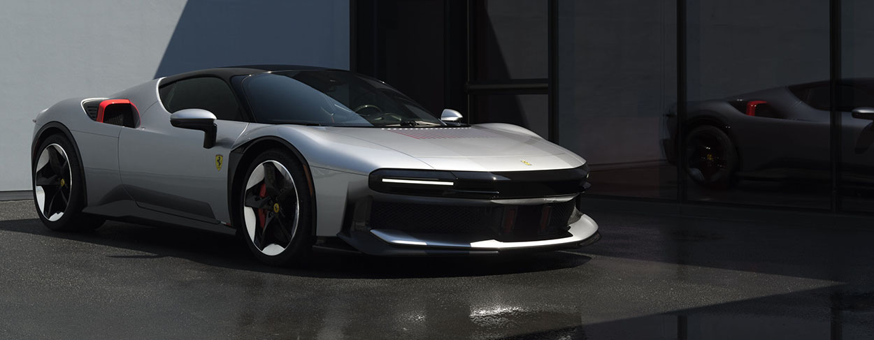 Supercar Ferrari KC23 argentée en exposition sur page d'accueil