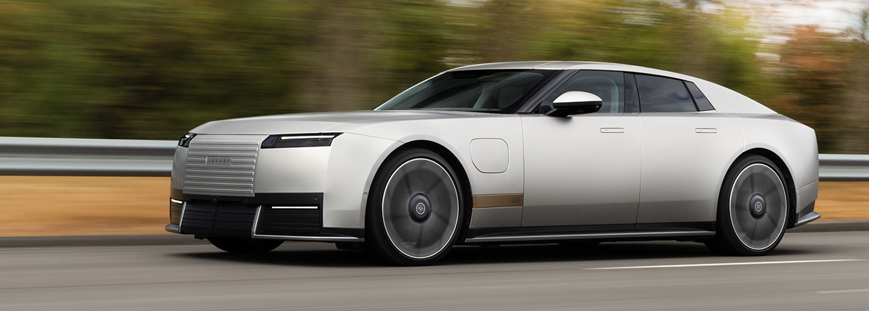 Jaguar Type 01 grise en essai  dynamique sur route 