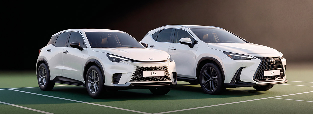 Lexus LBX et NX  blanc série spéciale de face sur un terrain de tennis 