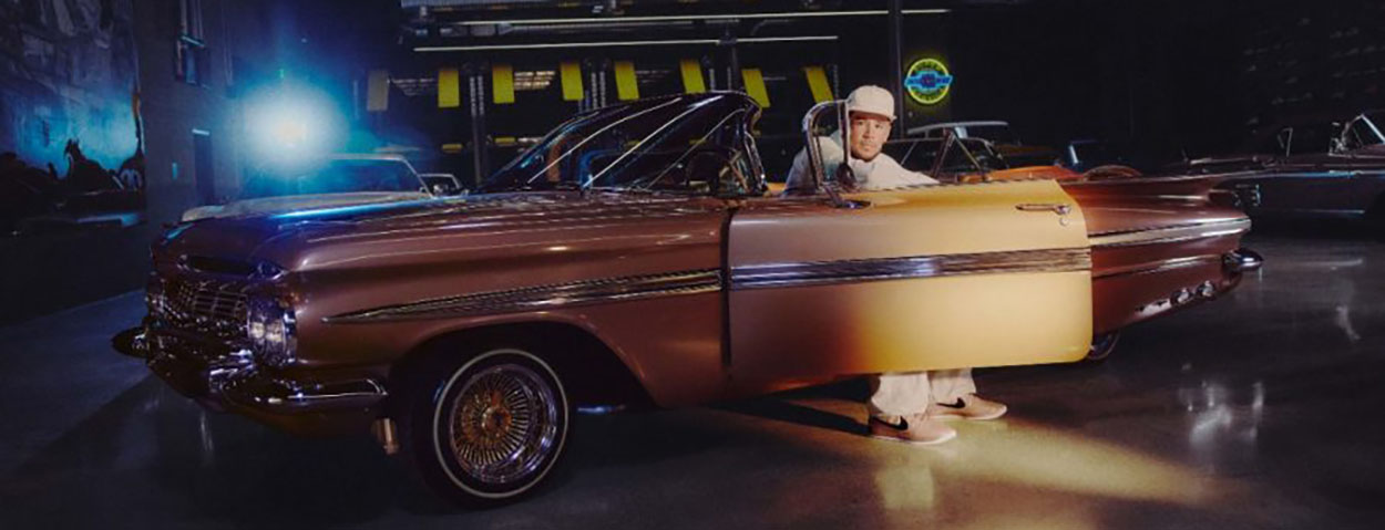Devin Booker, assis au volant de « Pretty Penny », porte des baskets du tome 2.