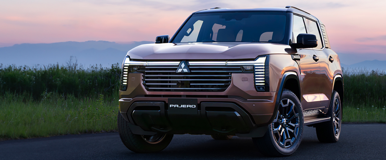 Nouveau Pajero stationné de face sur une route