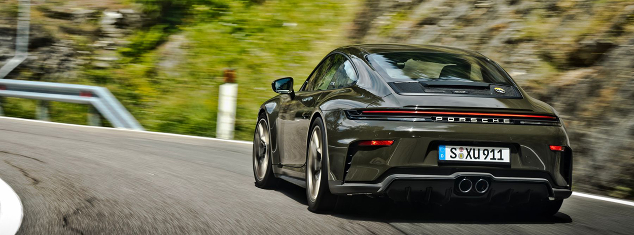 Vue arrière de la 911 GT3 Bergsport sur route 