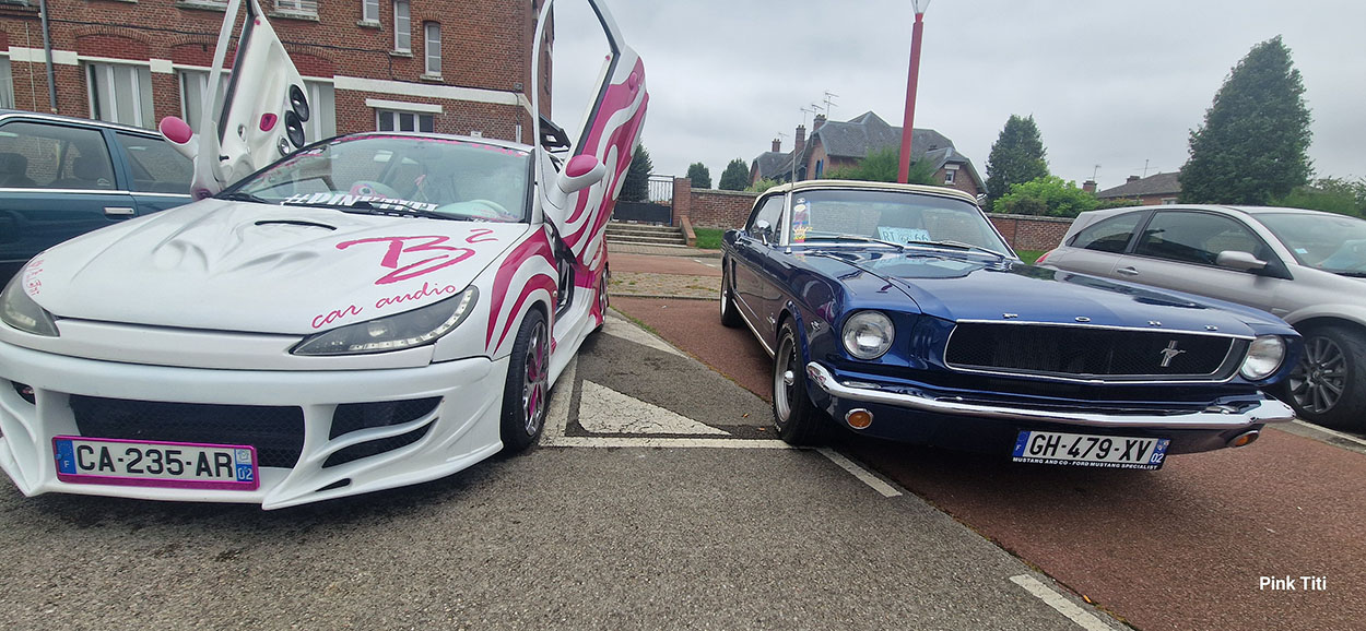 Cote à Cote 205 Pink Titi et une ford Mustang