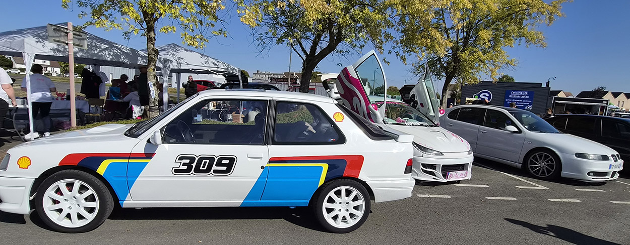 Peugeot 309 blanche avec déco bleue