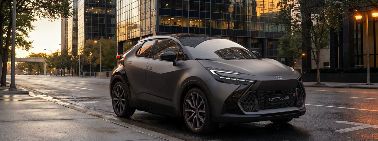 C-HR GR SPORT Mat Edition stationné le long d'un trottoir 
