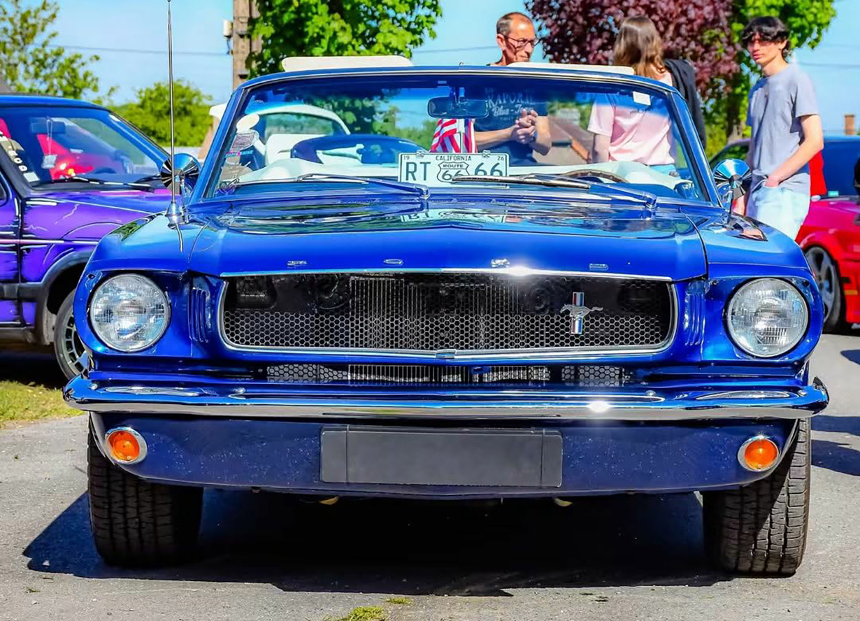 Ford Mustang bleu cabriolet vue sur la calandre