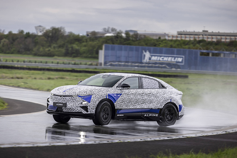 Essais Alpine A390 sur piste mouillée à Ladoux France 2 copie