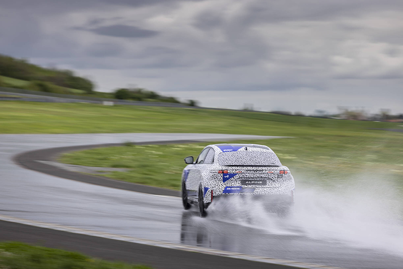 Essais Alpine A390 sur piste mouillée à Ladoux France 3 copie