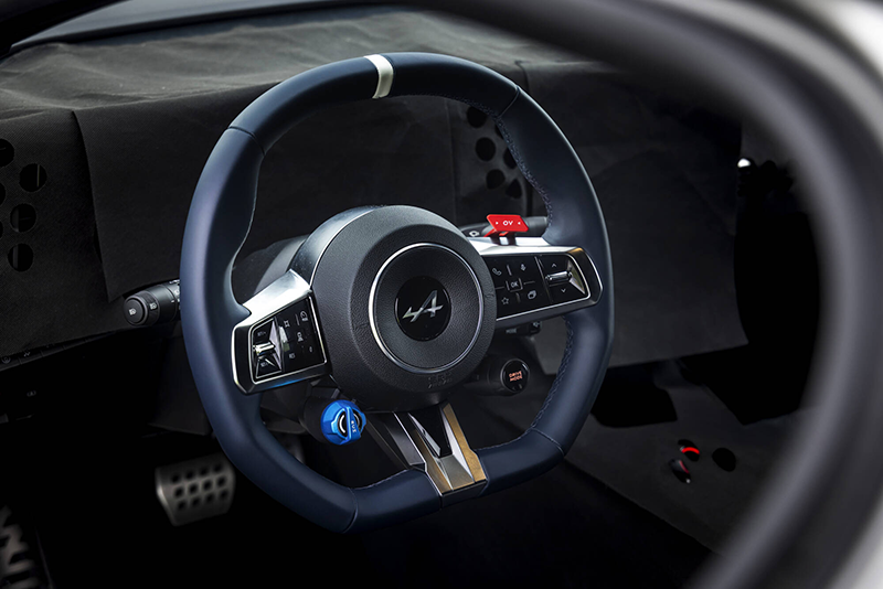 Essais Alpine A390 sur piste mouillée à Ladoux France 4 copie