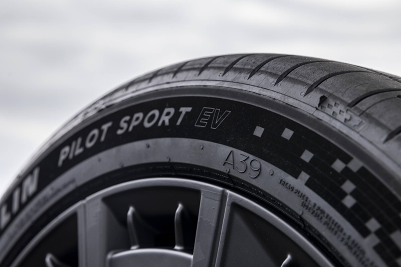 Essais Alpine A390 sur piste mouillée à Ladoux France copie