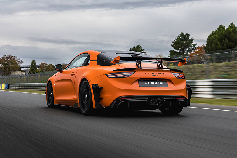 Alpine A110 R Ultime Orange solaire Mat sur la circuit du Mans3 copie