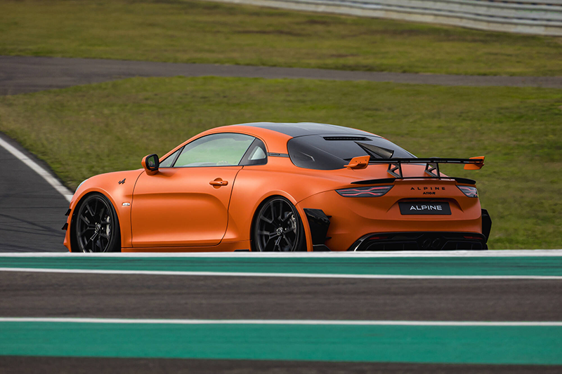 Alpine A110 R Ultime Orange solaire Mat sur la circuit du Mans4 copie