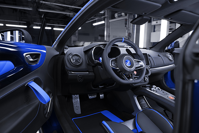 Intérieur Alpine A110 R Ultime La Bleue avec sièges baquets carbone et sellerie bleue