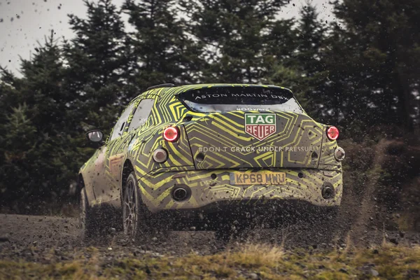 Aston Martin DBX 3