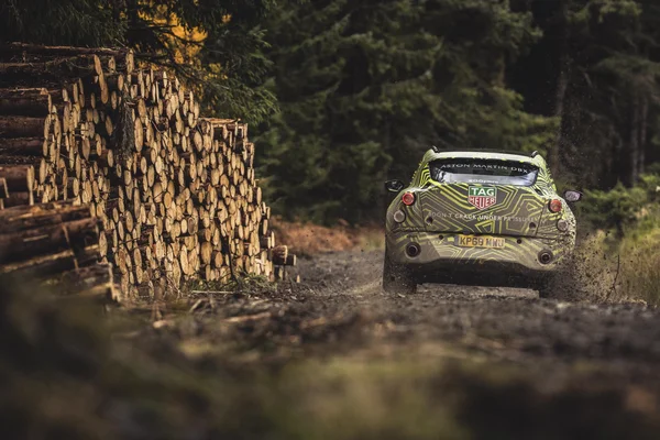 Aston Martin DBX 6