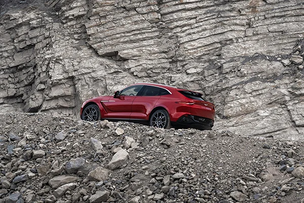 Aston Martin DBX 18