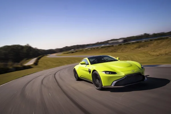 Aston Martin Vantage Lime Essence 02