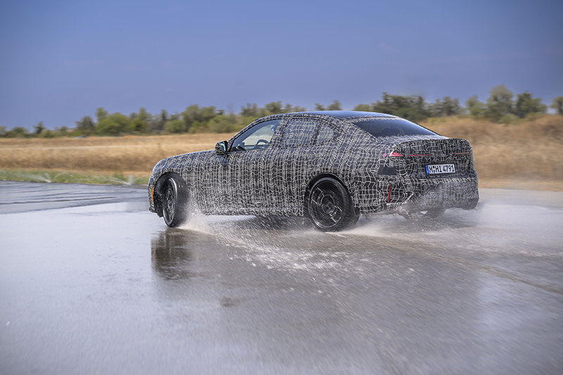 BMW M 3 en essai sur une flaue d'eau