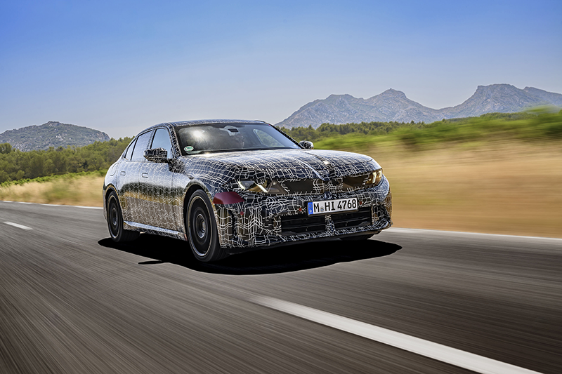 BMW M3 en esai en ligne droite sur une route