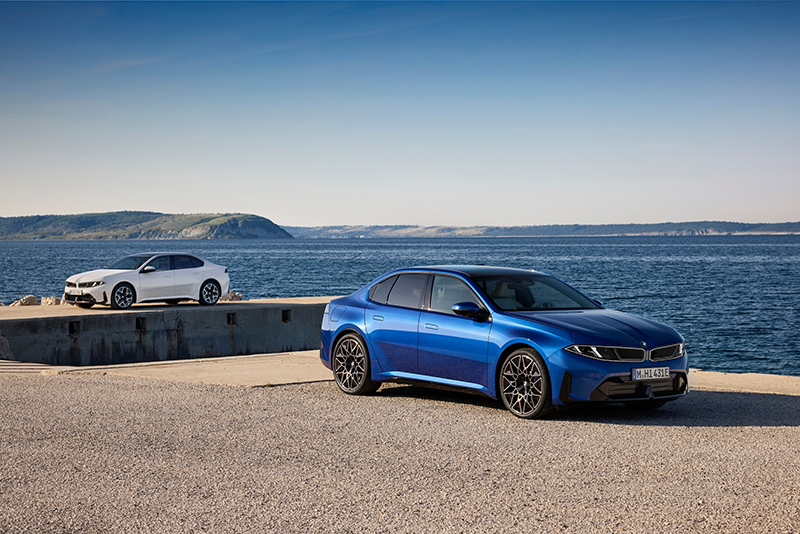 BMW série i3 50 bleu en latérale