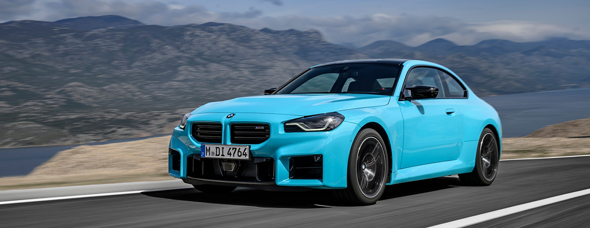 BMW M2 avec Xdrive sur une route montagneuse