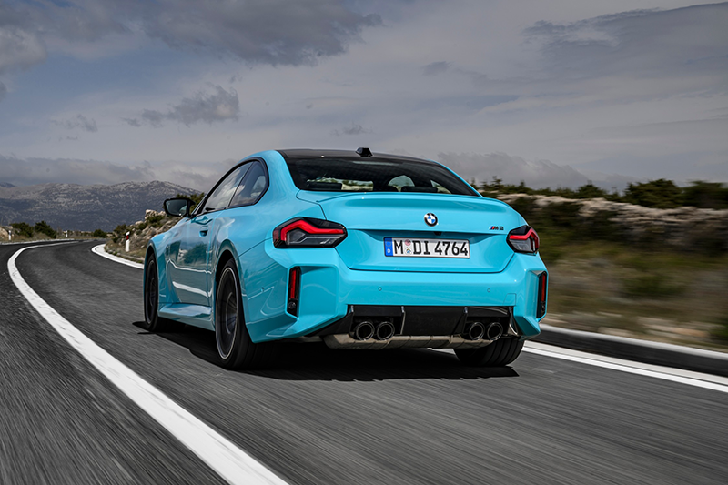 BMW M2 avec X drive vue de la malle arrière et de l'échappement