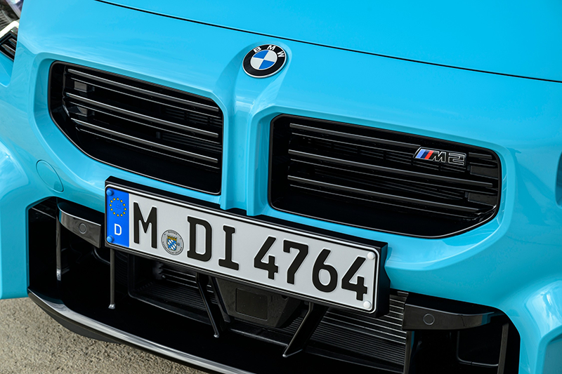 Gros plan sur la calandre de la BMW M2