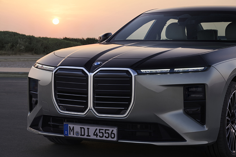 Gros plan sur la calandre BMW Iconic Glow illuminée et les phares BMW Individual Crystal avec cristaux Swarovski de la Série 7.