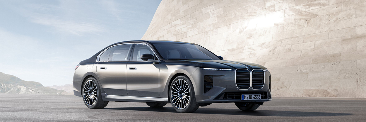 Présentation officielle de la nouvelle BMW Série 7 2026 de profil trois-quarts, mettant en avant son design monolithique et ses jantes aérodynamiquesr