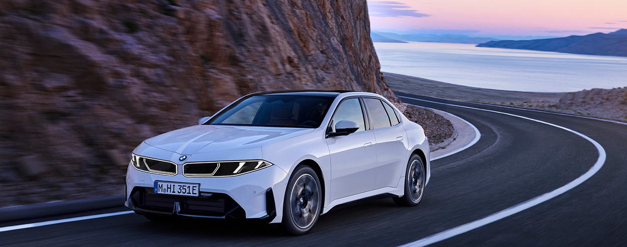 BMW i3 50 Xdrive 2026 sur route devant une montagne