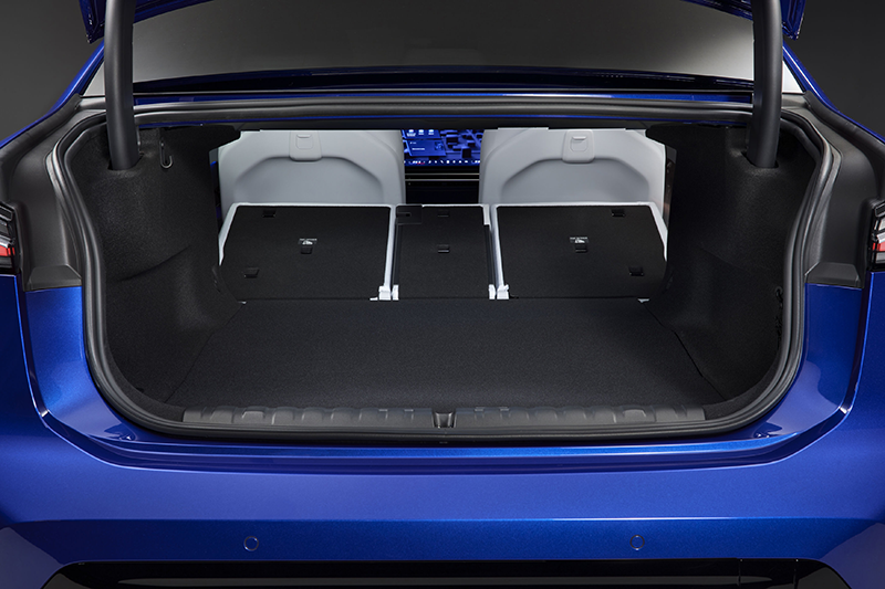 Ouverture du coffre électrique BMW i3 Neue Klasse , volume de chargement optimisé et seuil de chargement bas berline électrique.