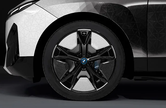 P90447385 highRes bmw ix flow featurin