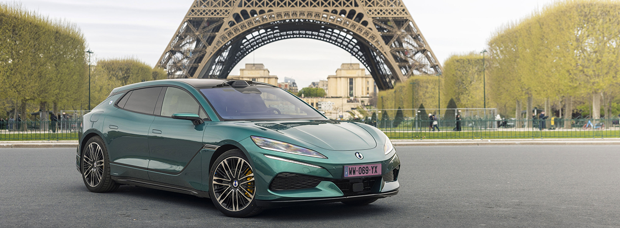 photo de la nouvelle DENZA Z9GT, break de chasse électrique haute performance de couleur sombre,