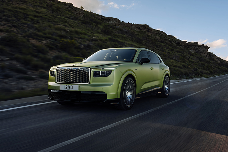 Bentley Torcal jaune  en essai sur une route