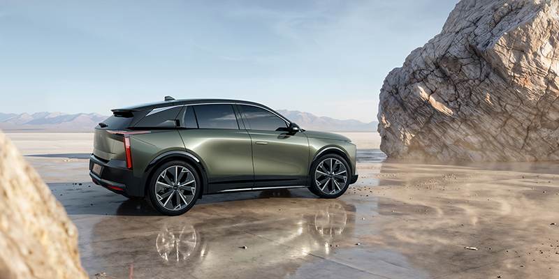 Vue arrière DS N°7 (2026) Vert Soie : Feux DS Light Blade verticaux et spoiler aérodynamique.