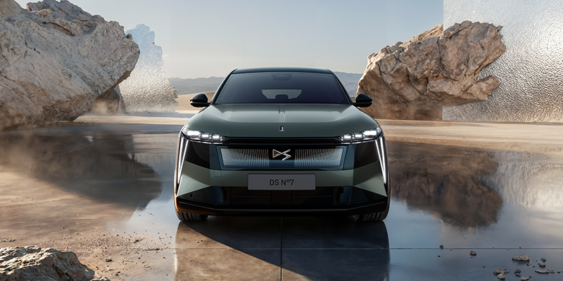 Face avant DS N°7 (2026) Vert Soie : Calandre éclairée DS Luminascreen et signature lumineuse DS Light Blade.