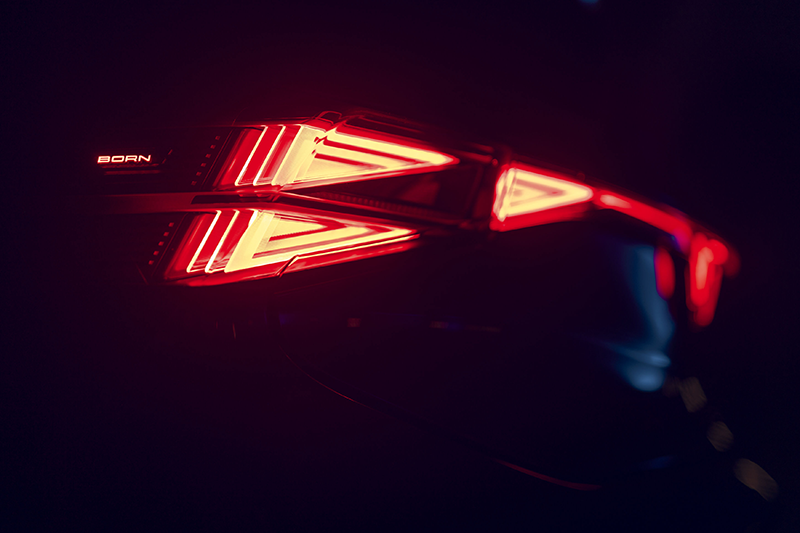 Aperçu du nouveau style des feux arrière de la Cupra Born restylée (teaser officiel)