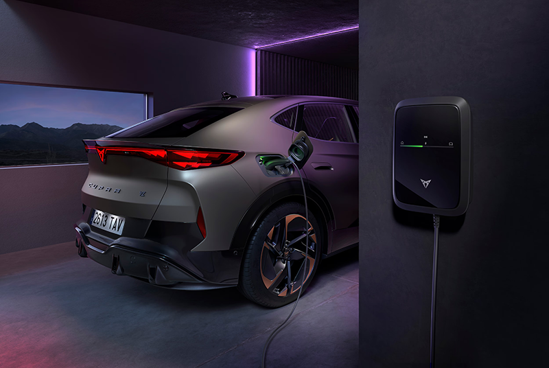 Vue arrière CUPRA Tavascan 2026 avec bandeau LED traversant et logo CUPRA lumineux