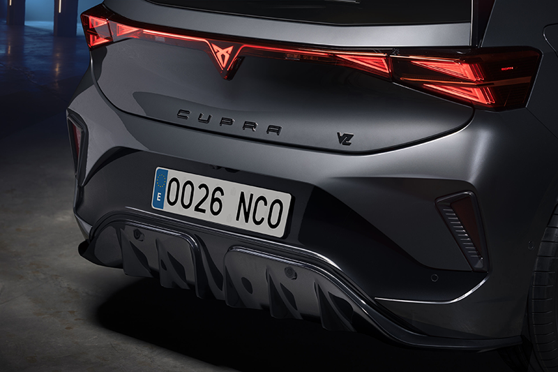 Détail du pare-chocs arrière de la CUPRA Born VZ 01 avec diffuseur et logo CUPRA éclairé