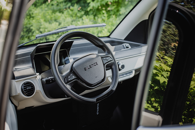 detailed shot of Unicos dashboard revealing TFT steering wheel phone placeholder copie