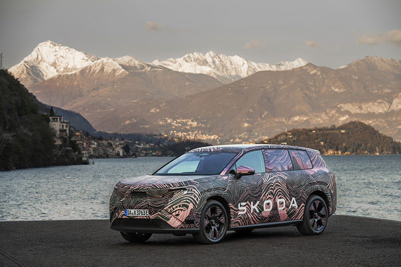 Škoda Peaq 2026 stationné face à un lac, SUV électrique haut de gamme dans un décor naturel