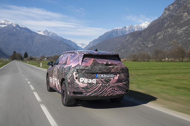 Škoda Peaq 2026 vue arrière, design du SUV électrique avec signature lumineuse et lignes modernes