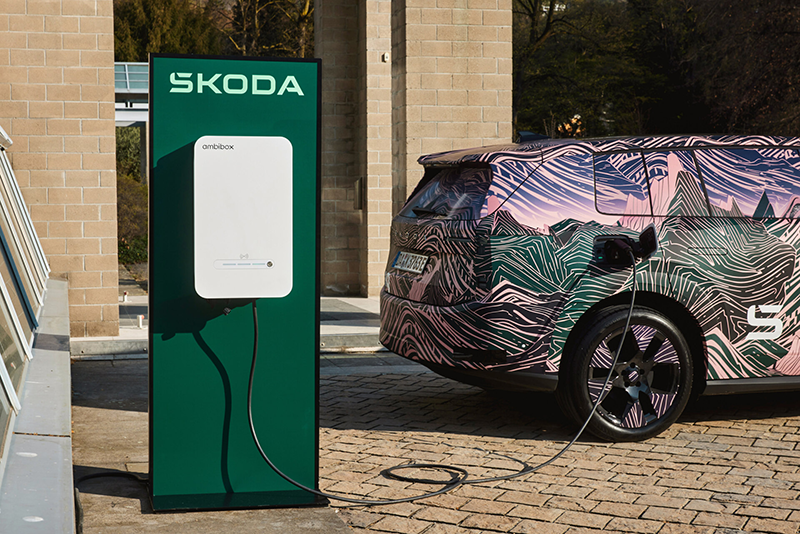 Borne de recharge pour véhicule électrique en cours d’utilisation avec SUV branché