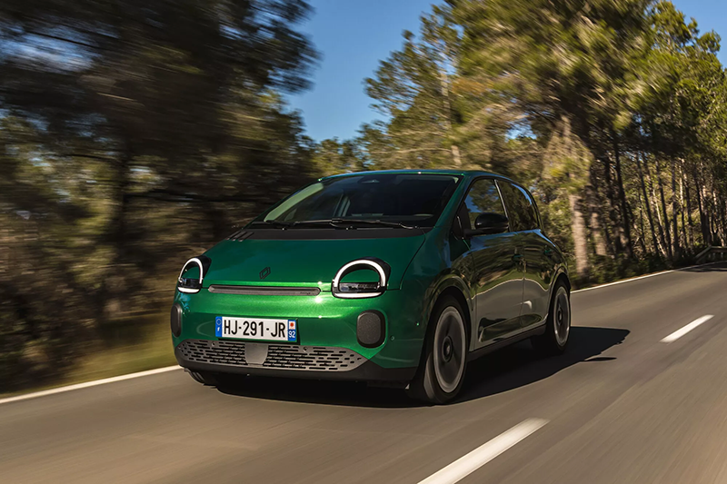 Essai dynamique de la Renault Twingo E-Tech electric 2026 en milieu urbain, agilité et design néo-rétro sur la route.