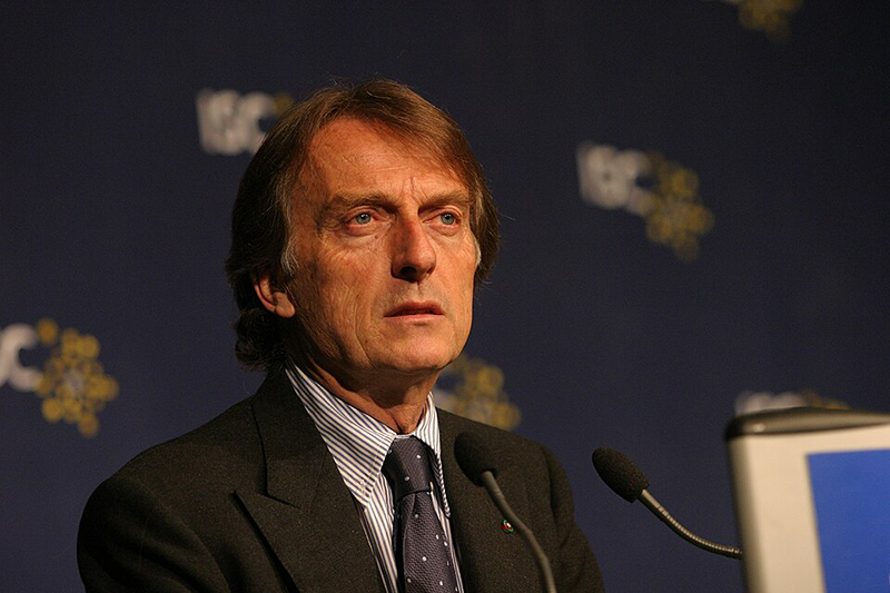 Luca di Montezemolo en conférence de presse, critiquant sévèrement la Ferrari Luce électrique.